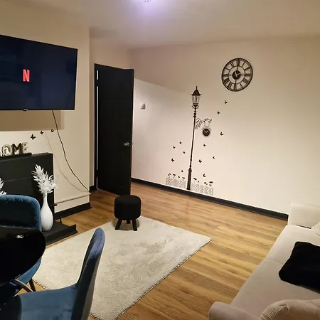 Elegant & Spacious 2-Bedroom Apartment In Wimbledon
